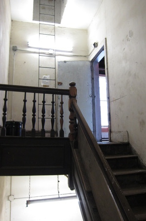 INT/EXT. FREDDY'S APT & BUILDING