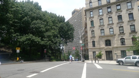 EXT. NY STREET (MOZ GETS PULLED OVER)