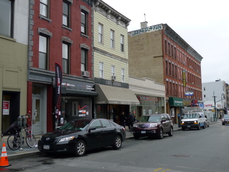 Manhattan Ave (Calyer St-Noble St)